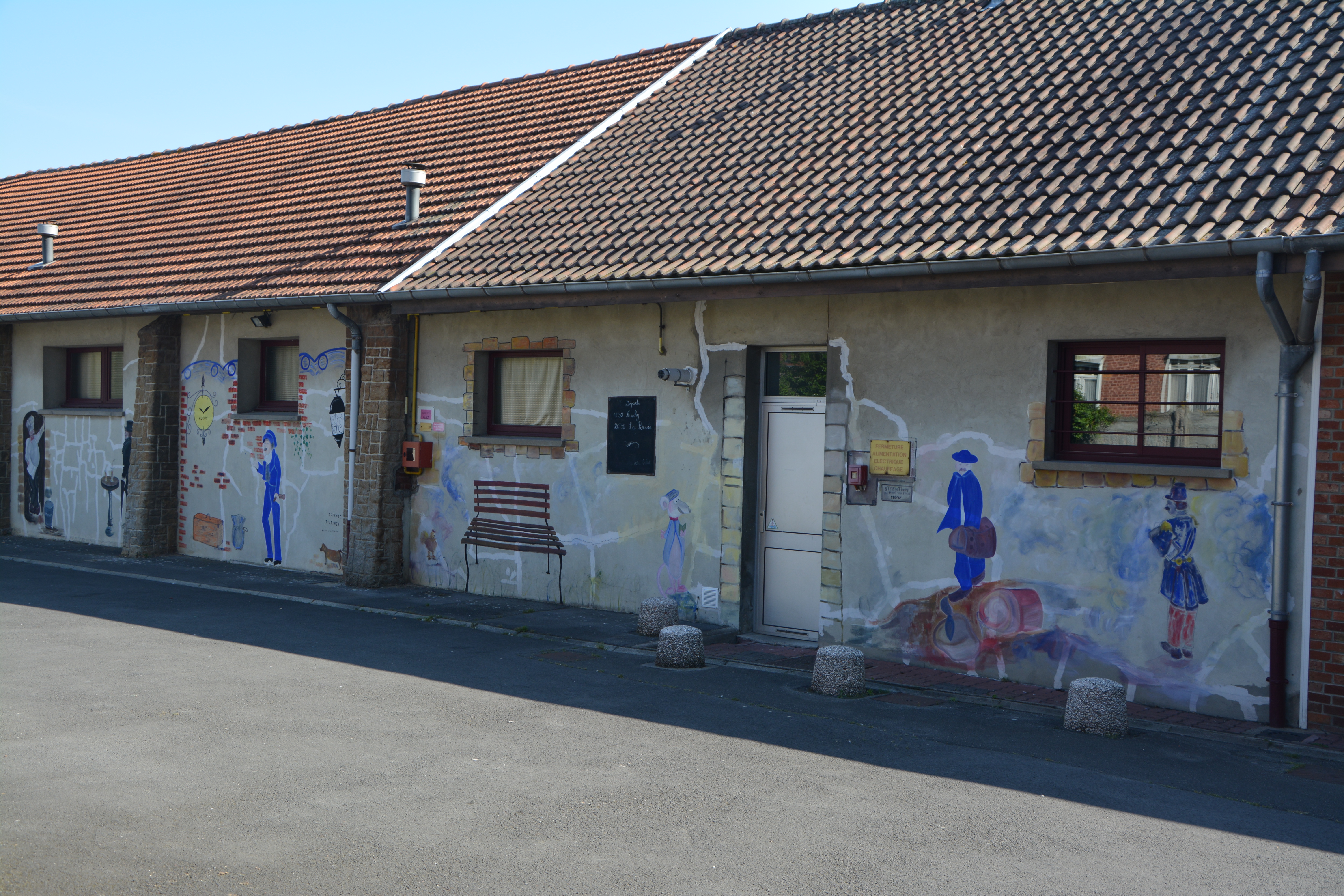 Fresque sur les mur de la Salle des Fêtes sur le thème du tour du monde en 80 jours